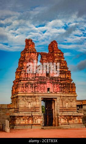 temple de vithala ancienne porte d'entrée d'art en pierre avec un ciel bleu étonnant à hampi ruines image est prise à hampi karnataka inde. il est le plus impressionnant Banque D'Images