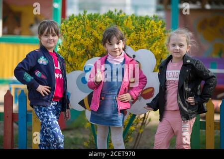 Bélarus, la ville de Gomil, 30 mai 2019. Séance photo à la maternelle. Trois filles amies de jardin d'enfants. Banque D'Images
