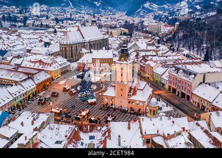 Brasov, Roumanie. Vue aérienne de la place de la vieille ville pendant Noël. Banque D'Images