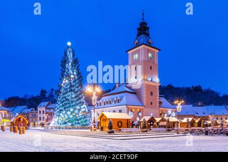 Brasov, Roumanie. Marché de Noël de la vieille ville au crépuscule.