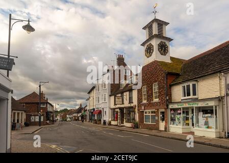 Steyning High Street avec tour d'horloge, West Sussex, Angleterre, Royaume-Uni Banque D'Images