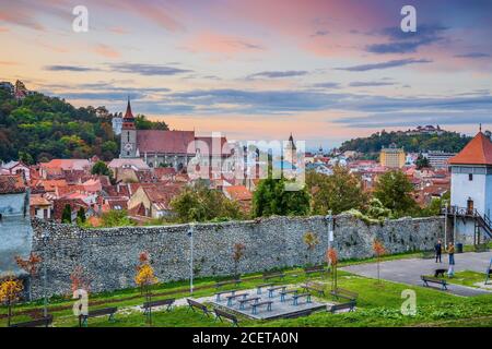 Brasov, Roumanie. La vieille ville et les murs de la ville au coucher du soleil. Banque D'Images