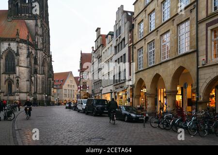 Muenster, rue principale, église Saint-Lamberts, vue de Roggenmarkt avec maisons à pignons historiques, Allemagne, Europe occidentale. Banque D'Images