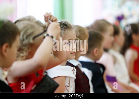 Bélarus, la ville de Gomil, 30 mai 2019. Ouvert le jour de la maternelle. Enfant préchooler dans les rangs des enfants. Banque D'Images