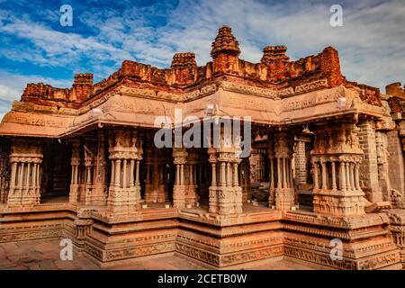 temple de vithala ruines de hampi art antique de pierre d'angle unique image est prise à hampi karnataka inde. La structure la plus impressionnante de Hampi, elle est Banque D'Images