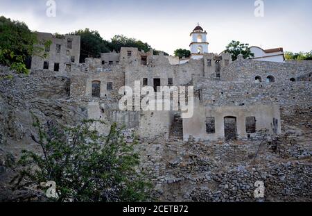 Le village abandonné de Mikro Horio sur l'île de Tilos en Grèce Banque D'Images