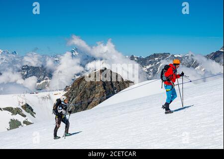 Cervinia, Italie - 18 juillet 2020: Alpinistes montant et s'attaquant aux pentes de Breithorn - considéré comme le plus facile 4000m de pointe dans les Alpes Banque D'Images