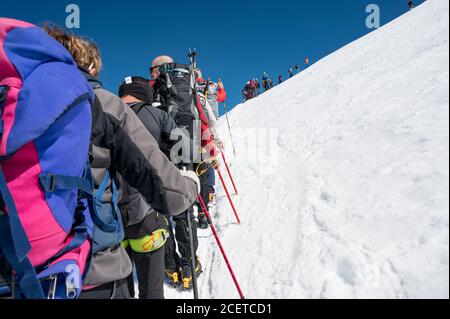 Cervinia, Italie - 18 juillet 2020: Alpinistes montant et s'attaquant aux pentes de Breithorn - considéré comme le plus facile 4000m de pointe dans les Alpes Banque D'Images