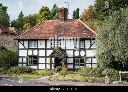 Un joli cottage indépendant dans le village d'Erlestoke Wiltshire, Angleterre, Royaume-Uni Banque D'Images