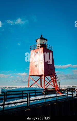 Un regard de choix sur le phare rouge audacieux de South Pier dans Charlevoix Michigan Banque D'Images