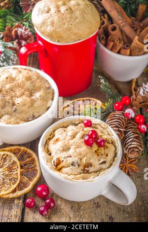 Gâteau de Noël en tasse. Idée de recette simple et rapide pour le petit déjeuner de Noël, gâteau au micro-ondes avec épices et fruits d'hiver traditionnels, sur xm Banque D'Images