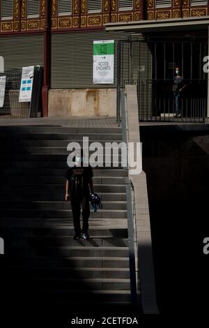 Barcelone, Espagne. 1er septembre 2020. Une femme portant un masque de visage comme mesure de précaution descend des escaliers du marché.marché de Sant Antoni (Mercat de Sant Antoni) est un marché historique vendant une variété de marchandises, le marché a été conçu en 1882 par Antoni Rovira i Trias. Crédit : SOPA Images Limited/Alamy Live News Banque D'Images