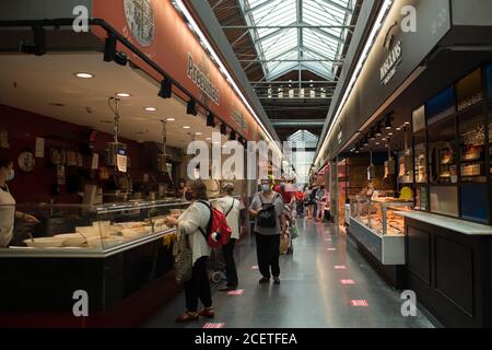 Barcelone, Espagne. 1er septembre 2020. Les personnes portant des masques de protection sur le marché.le marché de Sant Antoni (Mercat de Sant Antoni) est un marché historique vendant une variété de produits, le marché a été conçu en 1882 par Antoni Rovira i Trias. Crédit : SOPA Images Limited/Alamy Live News Banque D'Images