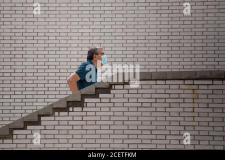 Barcelone, Espagne. 1er septembre 2020. Un homme portant un masque de protection pour grimper les escaliers du marché.marché de Sant Antoni (Mercat de Sant Antoni) est un marché historique vendant une variété de marchandises, le marché a été conçu en 1882 par Antoni Rovira i Trias. Crédit : SOPA Images Limited/Alamy Live News Banque D'Images