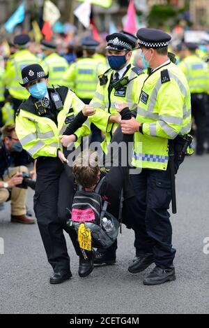 Londres, Royaume-Uni. Arrestation d'un manifestant lors d'une manifestation de la rébellion en voie d'extinction sur la place du Parlement, le 1er septembre 2020 Banque D'Images