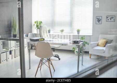 Pas de personne à travers la photo de verre de l'intérieur minimaliste de l'espace de travail bureau moderne de couleur blanche Banque D'Images