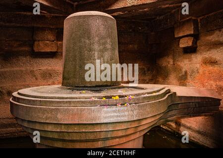 gros shivlinga hampi un seul art de pierre antique gros plan de l'image d'angle plat est pris à hampi karnataka inde. il est à une hauteur de 3 m au milieu Banque D'Images