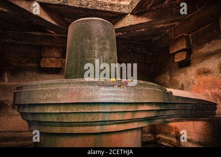 gros shivlinga hampi un seul art de pierre antique gros plan de l'image d'angle plat est pris à hampi karnataka inde. il est à une hauteur de 3 m au milieu Banque D'Images