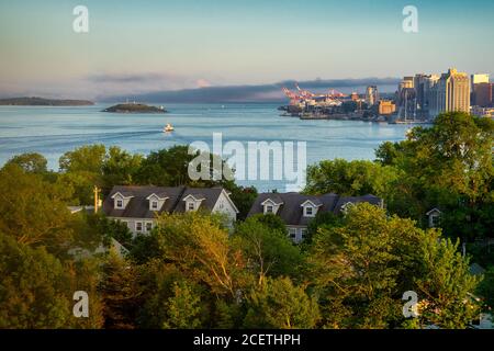 Vue sur le port de Halifax, Nouvelle-Écosse du côté Dartmouth du port avec vue sur l'île George et le front de mer de Halifax. Banque D'Images