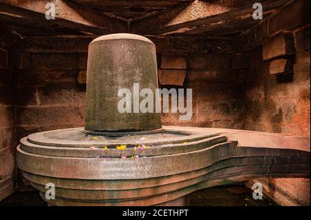 gros shivlinga hampi un seul art de pierre antique gros plan de l'image d'angle plat est pris à hampi karnataka inde. il est à une hauteur de 3 m au milieu Banque D'Images