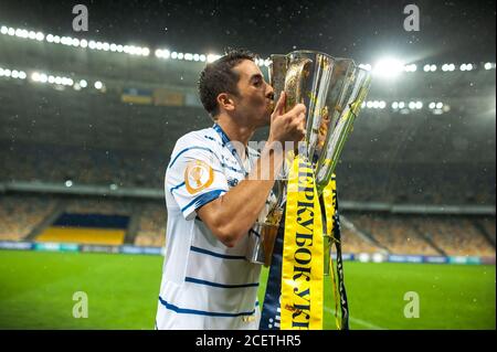 Kiev, Ukraine - 25 août 2020: Carlos de Pena, défenseur de Dynamo Kyiv avec trophée célébrant la victoire dans le match Ukrainien Super Cup Shakhtar - Dynam Banque D'Images