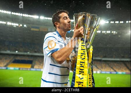 Kiev, Ukraine - 25 août 2020: Carlos de Pena, défenseur de Dynamo Kyiv avec trophée célébrant la victoire dans le match Ukrainien Super Cup Shakhtar - Dynam Banque D'Images