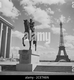 Années 1950, photo historique montrant le Satute de Ferdinand Foch (1851-1929) Commandant en Chef des Forces alliées à la Tour Eiffel, Paris, France. Banque D'Images