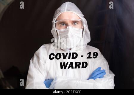 Homme en costume de protection et en masque médical de protection montrant un geste d'arrêt. Portrait d'épidémiologiste. Arrêter le coronavirus ou le covid-19 et la pandémie Banque D'Images