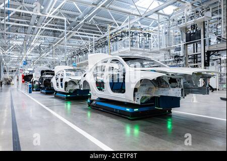 Sindelfingen, Allemagne. 02 septembre 2020. Les carrosseries de la nouvelle classe S sont produites à l'usine 'Factory 56'. La nouvelle classe S est construite dans la nouvelle usine entièrement numérisée et en réseau. Crédit : Silas Stein/dpa/Alay Live News Banque D'Images