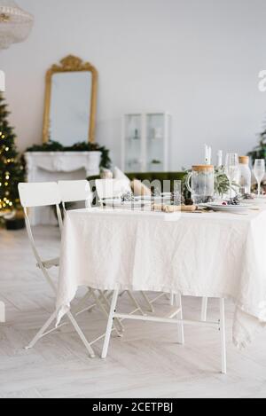 Les vacances de Noël magnifiquement ensemble table dans une salle à manger spacieuse et lumineuse chambre ou séjour dans la maison Banque D'Images