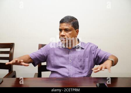 Colombo, Sri Lanka. 1er septembre 2020. M. G. Weerasinghe, le nouveau secrétaire général du Parti communiste du Sri Lanka, prend la parole dans une interview à Colombo, Sri Lanka, le 1er septembre 2020. La pandémie du COVID-19 a mis en lumière la barbarie des politiques économiques néolibérales, a déclaré mardi le nouveau secrétaire général du Parti communiste du Sri Lanka. POUR ALLER AVEC 'Interview: Nouveau leader communiste sri lankais dit COVID-19 exposé barbarie de néolibéralisme' Credit: Tang lu/Xinhua/Alay Live News Banque D'Images