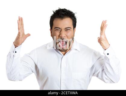 Portrait d'un homme en colère avec les mains dans l'air, hurler à large bouche ouverte, arrière-plan blanc isolé. Émotions négatives, sentiments d'expression faciale. Banque D'Images