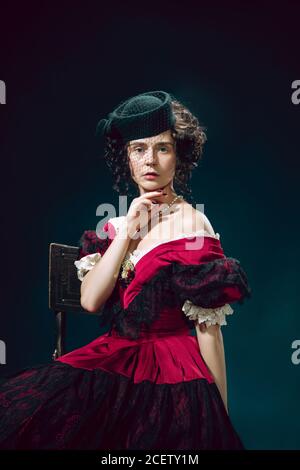 Amour Tragique La Jeune Femme Comme Anna Karenina Isole Sur Fond Bleu Fonce Style Retro Comparaison Du Concept Eras Belle Femme Modele Comme Le Caractere De La Litterature Grand Vieux Mode Photo Stock