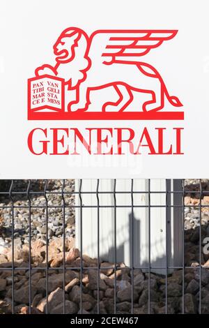 Macon, France - 15 mars 2020 : logo Generali sur une clôture. Generali est la plus grande compagnie d'assurance en Italie et la troisième au monde. Il a sa tête qu Banque D'Images