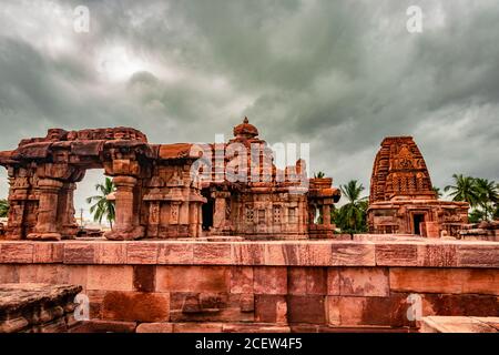 temple mallikarjuna pattadakal art de pierre à couper le souffle sous différents angles avec ciel spectaculaire. C'est l'un des sites et complexes du patrimoine mondial de l'UNESCO Banque D'Images