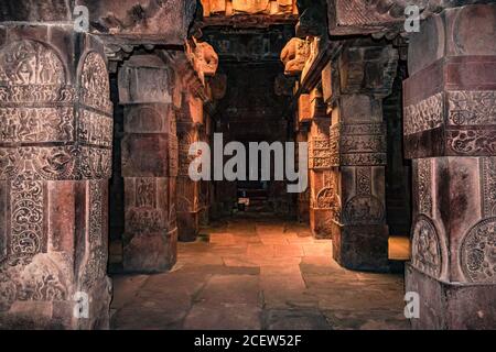 le temple de virupaksha est l'art intérieur de Pattadakal sur des piliers en pierre. C'est l'un des sites du patrimoine mondial de l'UNESCO et complexe du 7ème et 8ème siècle ce Hindou an Banque D'Images