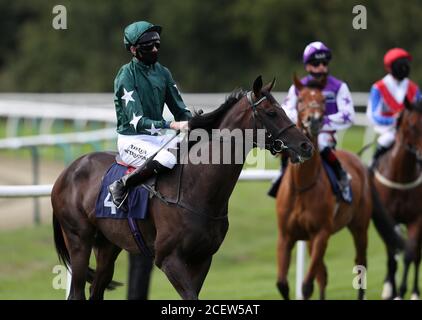 Robert Havlin à bord d'Amtiyaz (à droite) avant la mise de Betway Novice à l'hippodrome de Lingfield Park. Banque D'Images