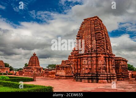 pattadakal temple groupe de monuments à couper le souffle art de pierre de différents angles avec ciel étonnant. C'est l'un des sites et des com du patrimoine mondial de l'UNESCO Banque D'Images