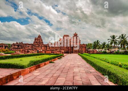 pattadakal temple complexe groupe de monuments à couper le souffle art en pierre avec ciel dramatique karnataka inde. C'est l'un des sites du patrimoine mondial de l'UNESCO et Banque D'Images