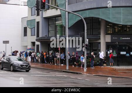 Sydney, Australie. 24 mars 2020. Les gens font la queue à l'extérieur de Centrelink pour obtenir une pension de chômage à Sydney, en Australie, le 24 mars 2020. L'Australie a enregistré une contraction de 7 pour cent de son produit intérieur brut (PIB) pour le trimestre de juin de mercredi, marquant officiellement la première récession du pays en 30 ans, alors que la COVID-19 a fait un énorme tribut. Credit: Bai Xuefei/Xinhua/Alay Live News Banque D'Images