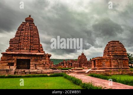 pattadakal temple complexe groupe de monuments à couper le souffle art en pierre avec ciel dramatique karnataka inde. C'est l'un des sites du patrimoine mondial de l'UNESCO et Banque D'Images