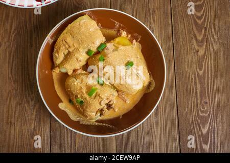 Poivrons papriky farcis au Plnène moldave, plat européen composé de poivrons remplis de viande hachée et de riz Banque D'Images