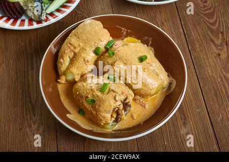 Poivrons papriky farcis au Plnène moldave, plat européen composé de poivrons remplis de viande hachée et de riz Banque D'Images