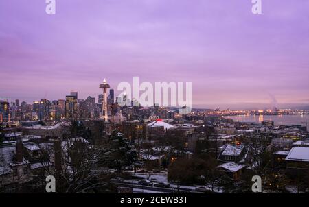 Centre-ville de Seattle incluant Space Needle le soir. Vue depuis Kerry Park à Queen Anne Hill, Seattle, Washington, États-Unis d'Amérique. Banque D'Images