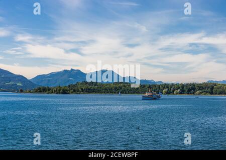 Croisière touristique à une journée ensoleillée en été à Chiemsee, Allemagne Banque D'Images