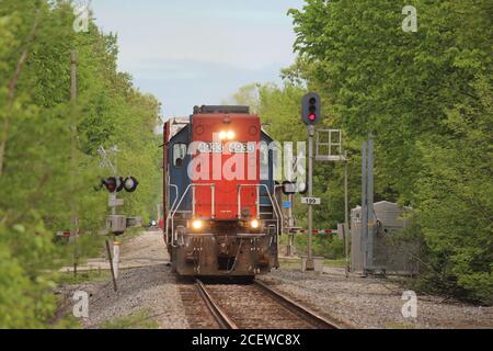 Un train se déplace vers l'est à travers Elmhurst, il sur un chaud matin de mai. Banque D'Images