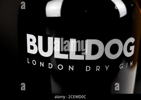 Viersen, Allemagne - juillet 9. 2020: Gros plan de la grande-bretagne bulldog londres sec gin bouteille lettrage (focus sur la première lettre B) Banque D'Images