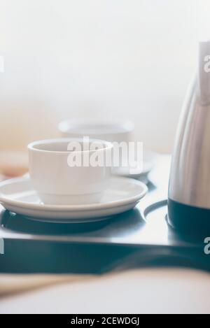 Petit déjeuner avec café noir dans la chambre. Deux tasses de café sur le lit dans la suite lune de miel de l'hôtel de luxe. Week-end romantique pour deux. Banque D'Images