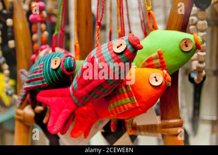 Des poissons colorés en tissu coloré sont exposés dans les boutiques. Banque D'Images