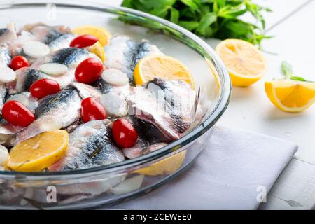 Sardines fraîches. Poisson avec légumes. Sardines préparées pour être cuites sur une plaque de cuisson Banque D'Images